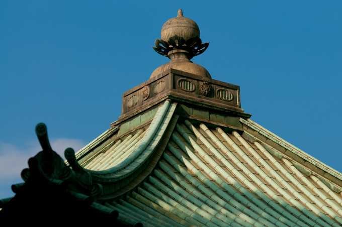 お寺の銅屋根の緑青(銅の錆)